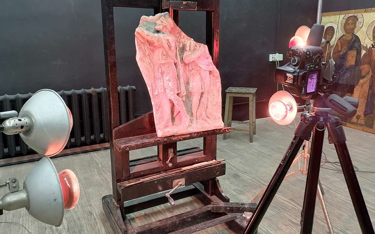 Ученые ЛЭТИ с помощью лазера провели реставрацию уникальных гипсовых барельефов конца XVIII века в Петербурге